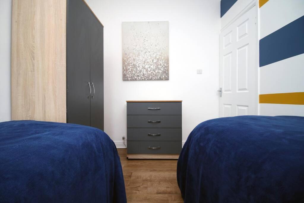 Holiday House For 7 Guests, Free Wi-Fi & Self Check-In Explore Newport Villa ภายนอก รูปภาพ