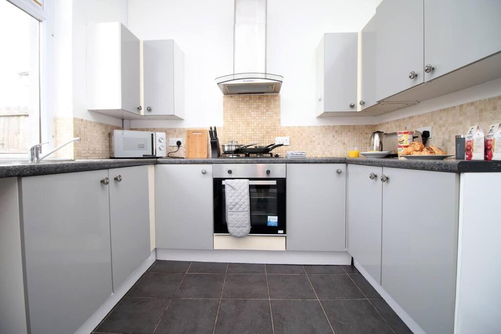 Holiday House For 7 Guests, Free Wi-Fi & Self Check-In Explore Newport Villa ภายนอก รูปภาพ