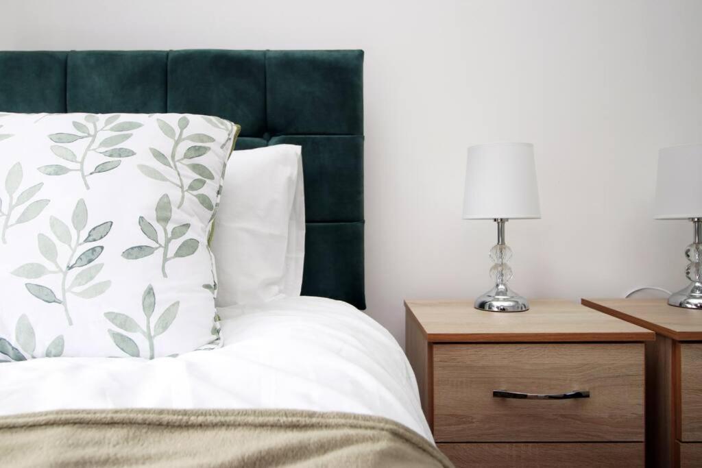 Holiday House For 7 Guests, Free Wi-Fi & Self Check-In Explore Newport Villa ภายนอก รูปภาพ