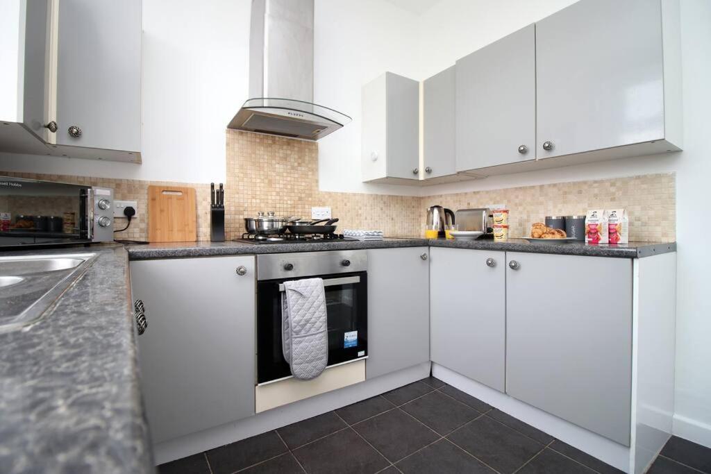 Holiday House For 7 Guests, Free Wi-Fi & Self Check-In Explore Newport Villa ภายนอก รูปภาพ