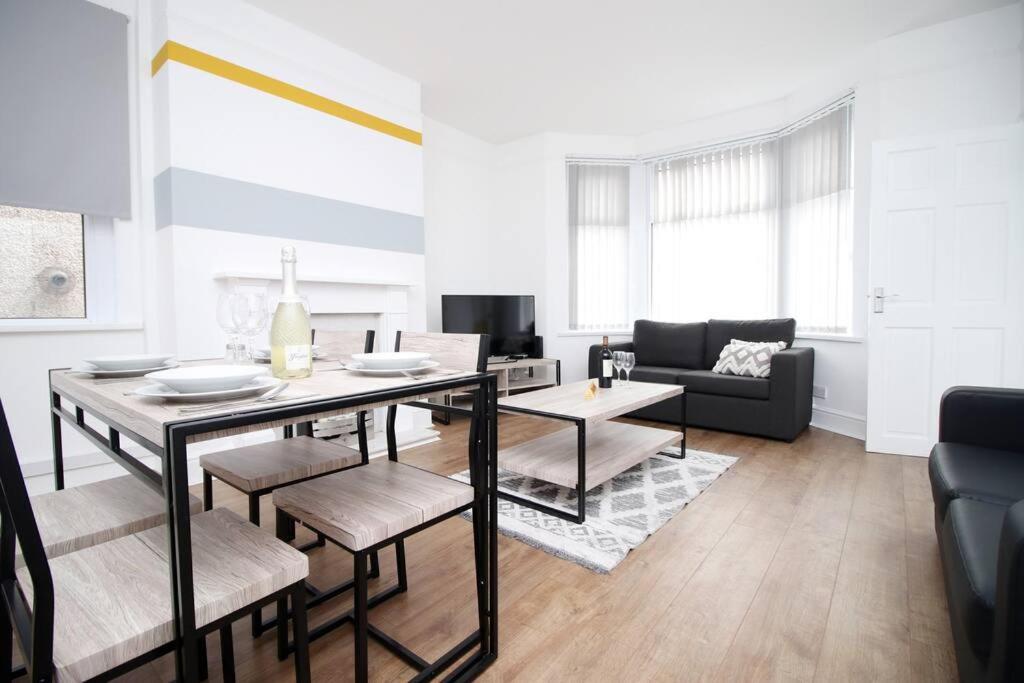 Holiday House For 7 Guests, Free Wi-Fi & Self Check-In Explore Newport Villa ภายนอก รูปภาพ