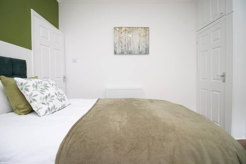 Holiday House For 7 Guests, Free Wi-Fi & Self Check-In Explore Newport Villa ภายนอก รูปภาพ