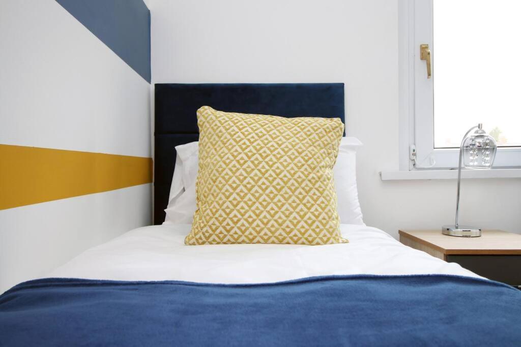 Holiday House For 7 Guests, Free Wi-Fi & Self Check-In Explore Newport Villa ภายนอก รูปภาพ