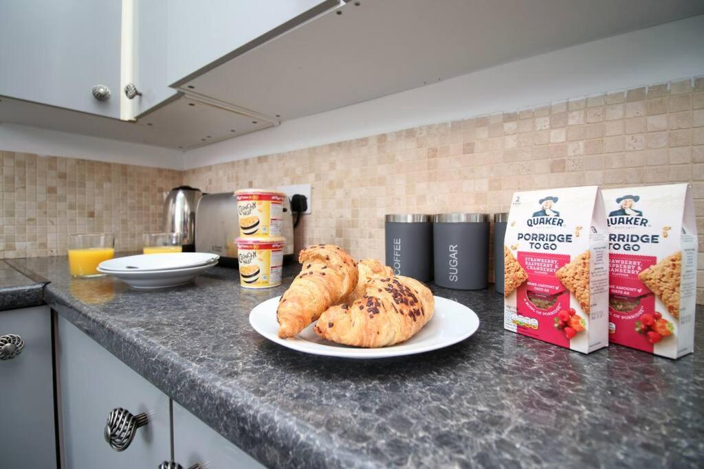 Holiday House For 7 Guests, Free Wi-Fi & Self Check-In Explore Newport Villa ภายนอก รูปภาพ