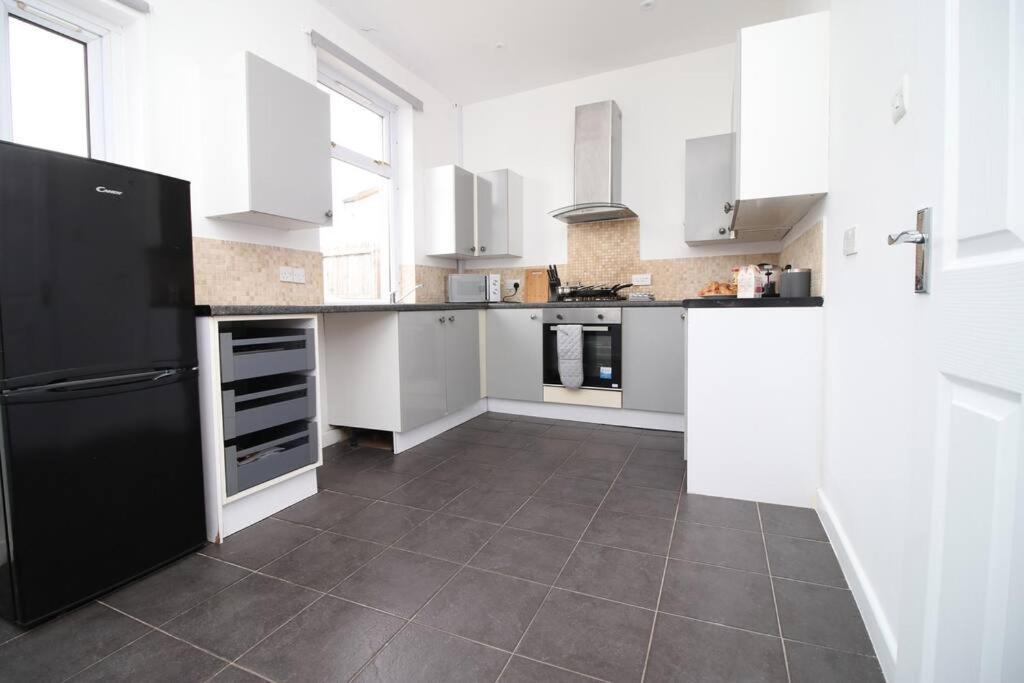Holiday House For 7 Guests, Free Wi-Fi & Self Check-In Explore Newport Villa ภายนอก รูปภาพ