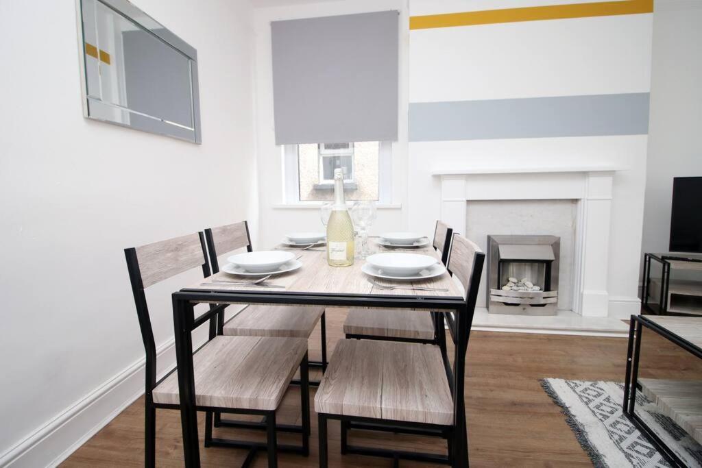 Holiday House For 7 Guests, Free Wi-Fi & Self Check-In Explore Newport Villa ภายนอก รูปภาพ