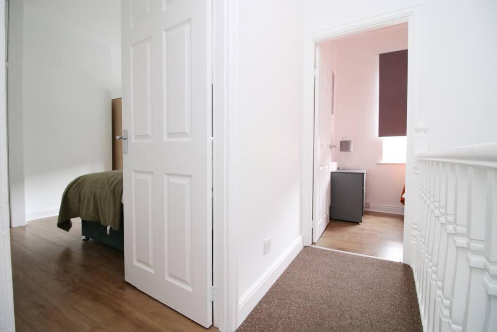 Holiday House For 7 Guests, Free Wi-Fi & Self Check-In Explore Newport Villa ภายนอก รูปภาพ