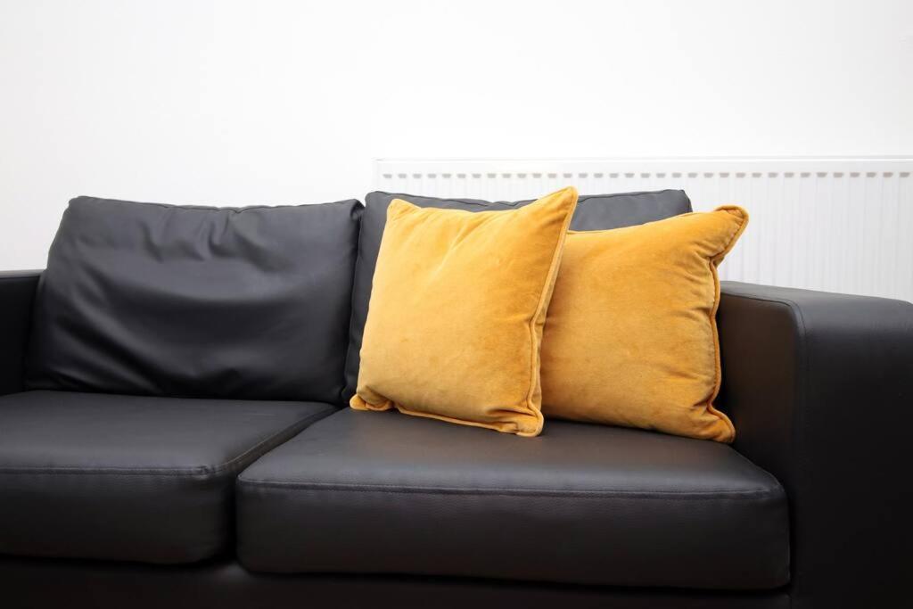 Holiday House For 7 Guests, Free Wi-Fi & Self Check-In Explore Newport Villa ภายนอก รูปภาพ