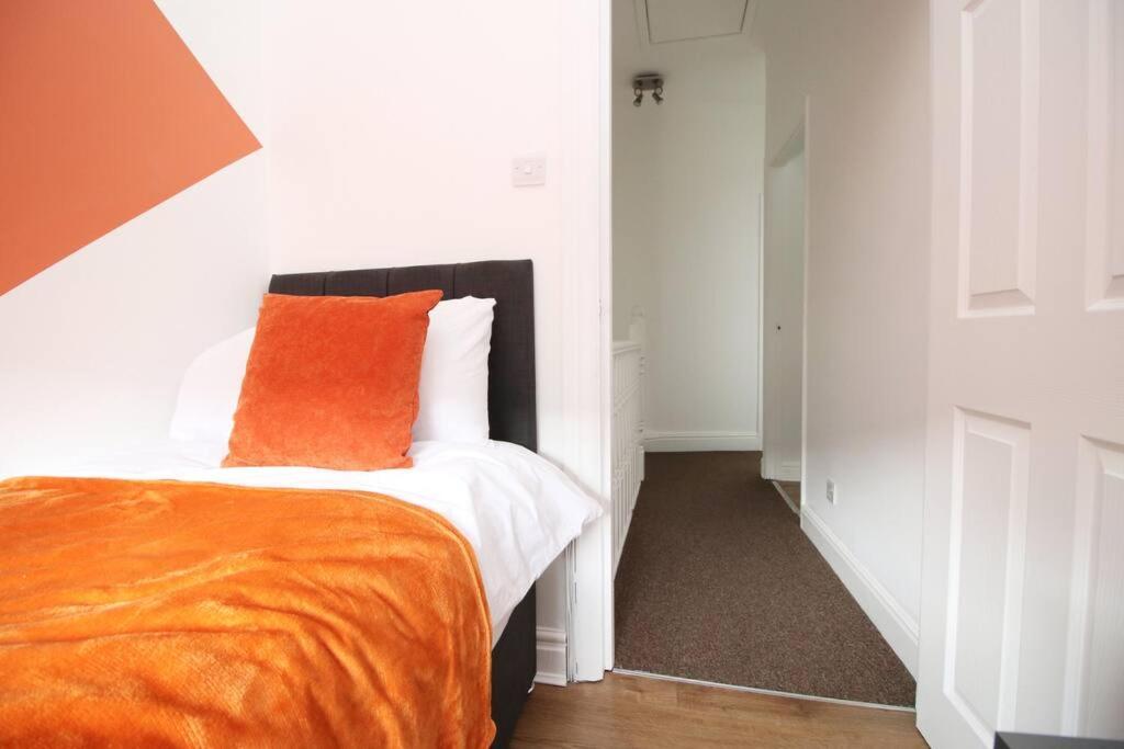 Holiday House For 7 Guests, Free Wi-Fi & Self Check-In Explore Newport Villa ภายนอก รูปภาพ