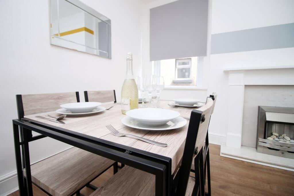 Holiday House For 7 Guests, Free Wi-Fi & Self Check-In Explore Newport Villa ภายนอก รูปภาพ