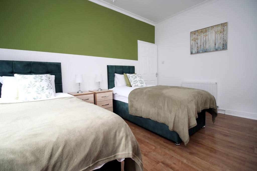 Holiday House For 7 Guests, Free Wi-Fi & Self Check-In Explore Newport Villa ภายนอก รูปภาพ