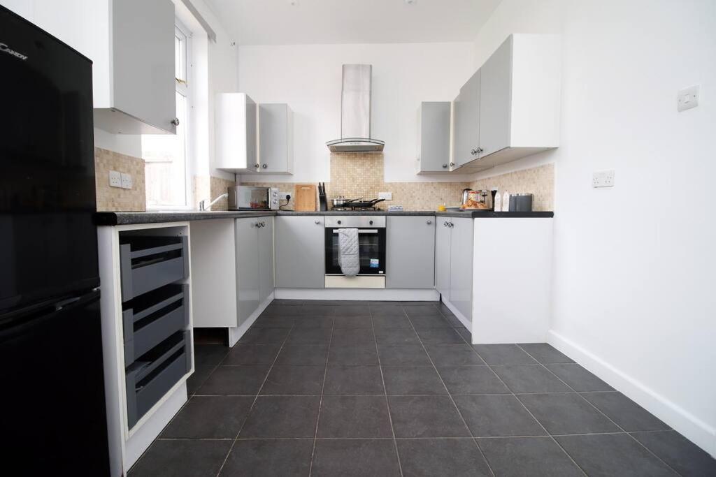 Holiday House For 7 Guests, Free Wi-Fi & Self Check-In Explore Newport Villa ภายนอก รูปภาพ