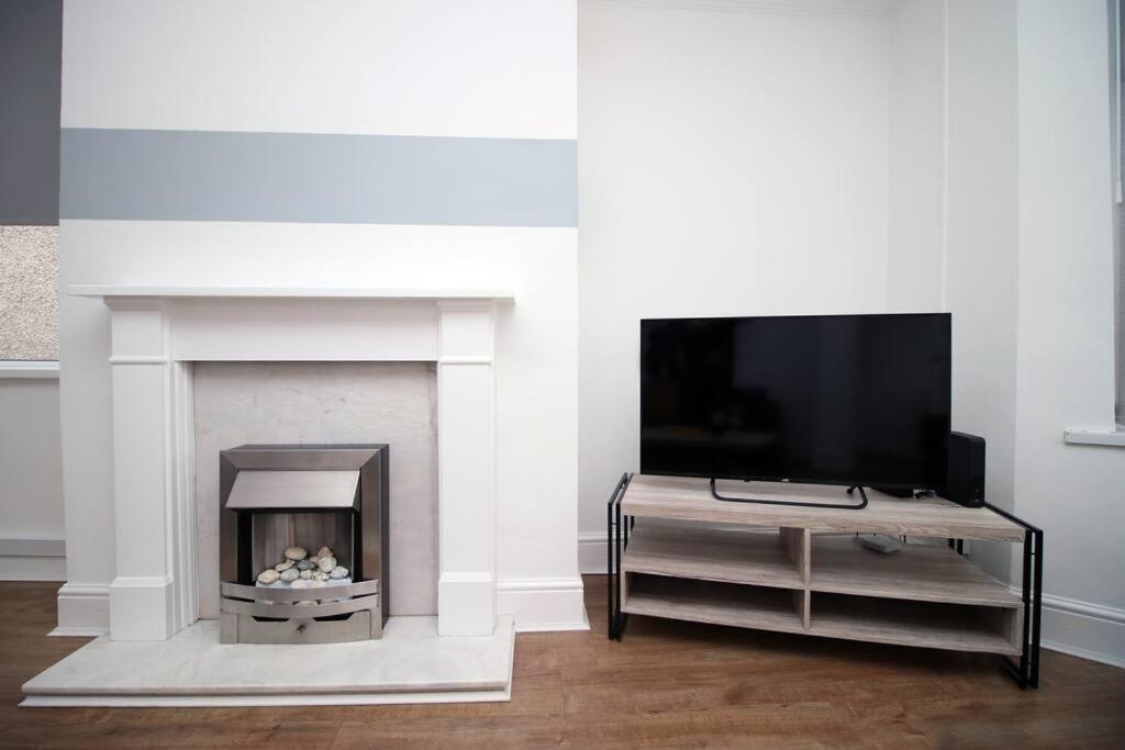 Holiday House For 7 Guests, Free Wi-Fi & Self Check-In Explore Newport Villa ภายนอก รูปภาพ