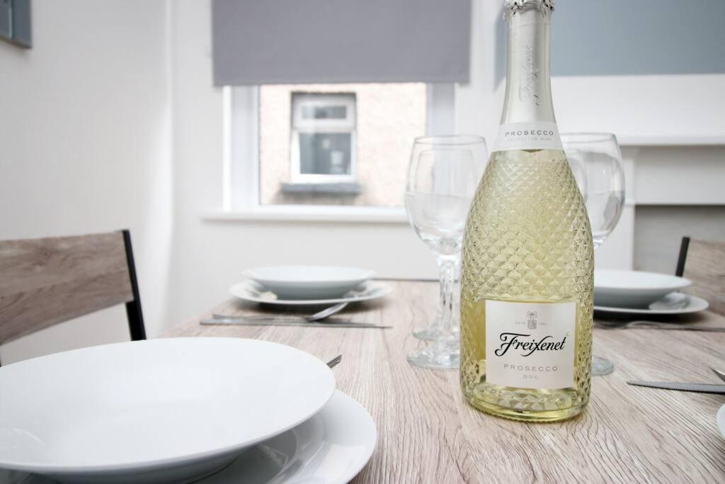 Holiday House For 7 Guests, Free Wi-Fi & Self Check-In Explore Newport Villa ภายนอก รูปภาพ