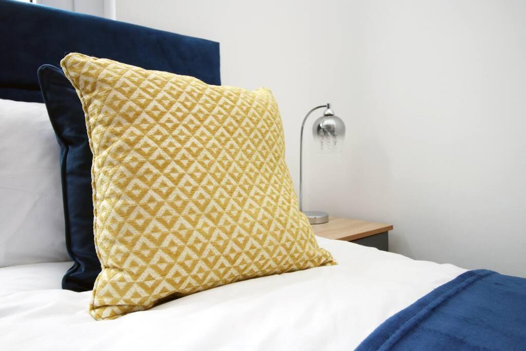 Holiday House For 7 Guests, Free Wi-Fi & Self Check-In Explore Newport Villa ภายนอก รูปภาพ