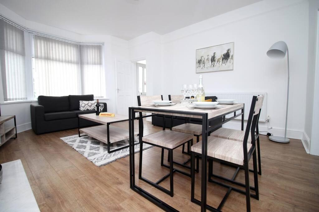 Holiday House For 7 Guests, Free Wi-Fi & Self Check-In Explore Newport Villa ภายนอก รูปภาพ