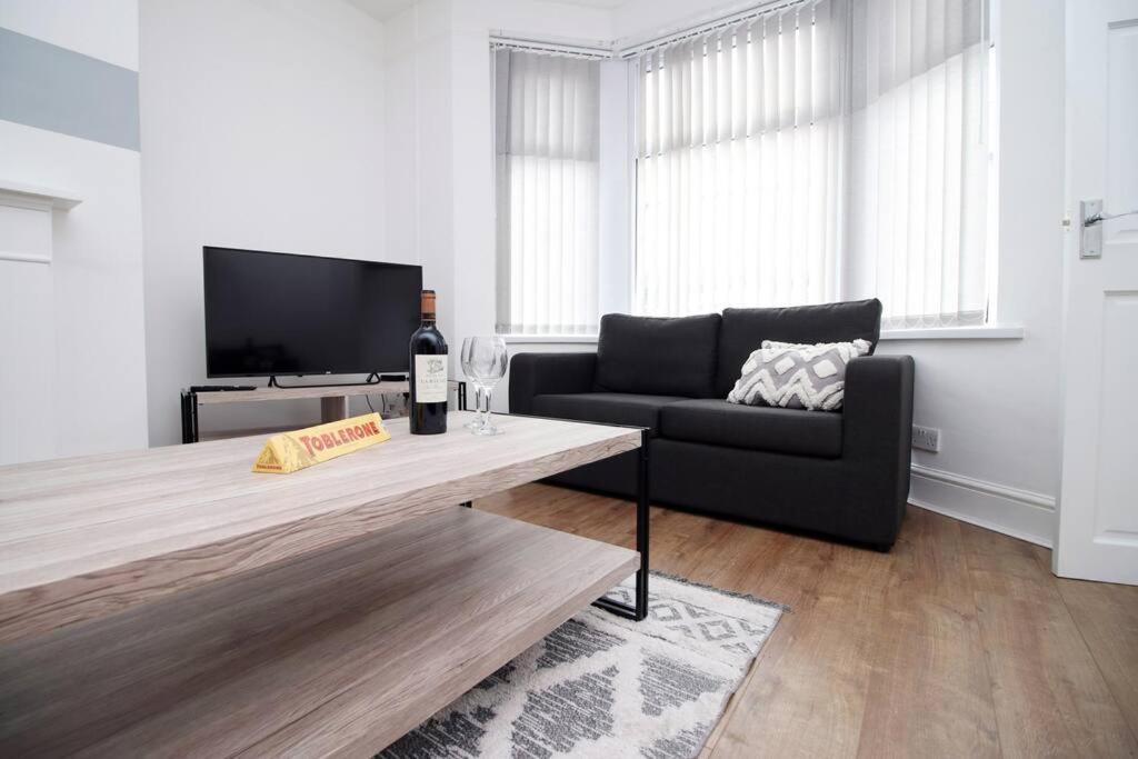 Holiday House For 7 Guests, Free Wi-Fi & Self Check-In Explore Newport Villa ภายนอก รูปภาพ