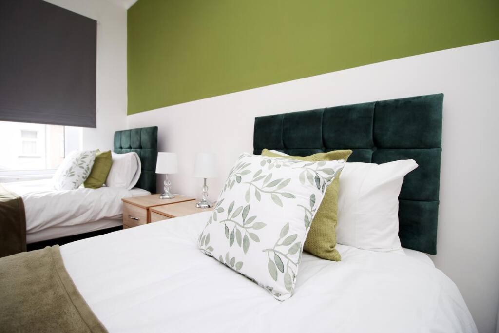 Holiday House For 7 Guests, Free Wi-Fi & Self Check-In Explore Newport Villa ภายนอก รูปภาพ