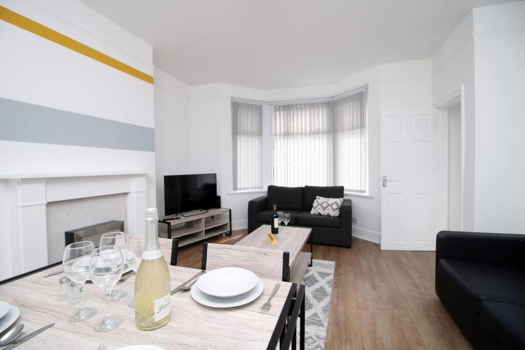 Holiday House For 7 Guests, Free Wi-Fi & Self Check-In Explore Newport Villa ภายนอก รูปภาพ