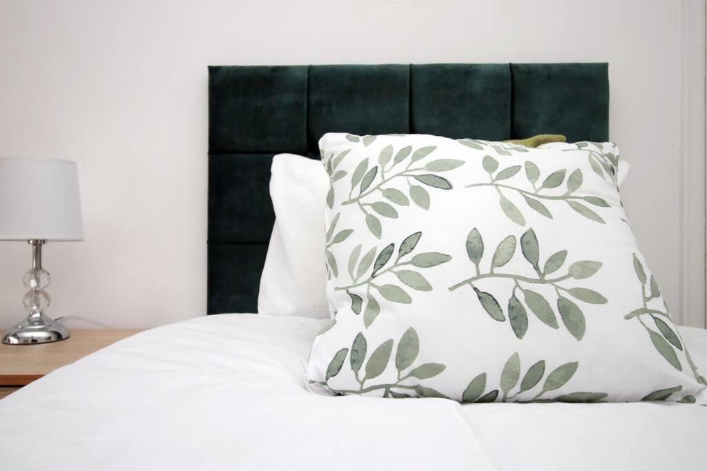 Holiday House For 7 Guests, Free Wi-Fi & Self Check-In Explore Newport Villa ภายนอก รูปภาพ