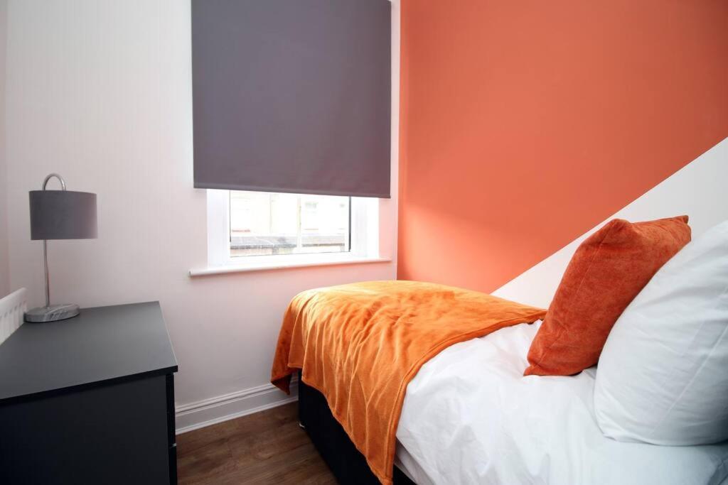 Holiday House For 7 Guests, Free Wi-Fi & Self Check-In Explore Newport Villa ภายนอก รูปภาพ